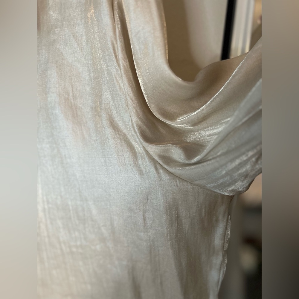 ✌️4 for $20✌️ Shimmery satiny Puli blouse - Picture 8 of 14